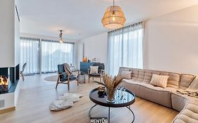 Villa Sailing-Large Luxury House In Quiet Location